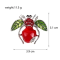 Macro-opname van bijenbroche met groene emaille vleugels en rode kristallen met afmetingen - Rode Strass Bij (AL1252-B)
