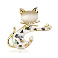 Spilla a forma di gatto minimalista con testa in opale e scaglie colorate su oro - Gatto di Conchiglia Bianca (AG131-B)
