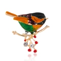 Gekleurde geëmailleerde kolibrie broche op een gouden tak met rode bessen - Oranje Groen Zwart Paarse Vogel (C719-D)