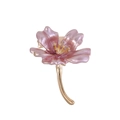 Eleganter lila Emaille Blumenbrosche mit goldenen Staubblättern auf weißem Hintergrund - Rosaviolette Blume (C492-A)
