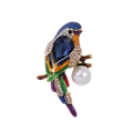 Dettaglio della spilla a pappagallo smaltata con pietra blu e perla bianca tonda - Stile Pappagallo Blu(AL1277-A)