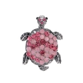 Dettaglio della spilla a tartaruga con strass rosa sfumati e finitura in argento - Stile Strass Rosa (C273-A)