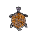 Dettaglio macro della spilla a tartaruga di lusso con finitura argento vintage e strass colorati - Stile Strass Arancione (C273-C)