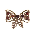Vintage-Schleifenbrosche mit roten Kristallen und Bronze-Finish auf weißem Grund - Vintage Bogen Stil (C607-A)