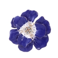 Dettaglio della spilla a fiore in smalto blu con bordi dorati e strass scintillanti - Stile Floreale Blu Scuro e Bianco (C757-A)