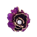 Elegante broche de peonía violeta con pétalos esmaltados y una gran perla central - Púrpura (AL1355-B)