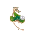 Spilla loto cinese elegante con smalto verde, perla d'acqua dolce e base dorata - Stile Perla Foglia di Loto (C306-A)