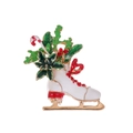 Dettaglio spilla a forma di pattino di Natale con smalto bianco, fiocco rosso e bacche di agrifoglio - Stile Stivale di Natale Bianco (C380-B)