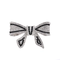 Elegante spilla a fiocco con strass bianchi e neri su base in lega color argento - Modello a Fiocco Nero e Bianco (B137-A)