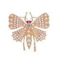 Elegante spilla a farfalla dorata con perle e strass rosso rosa su uno sfondo bianco puro - Stile Farfalla di Perle (A046-A)