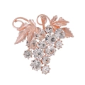 Spilla a uva con cristalli trasparenti e foglie in oro rosa su sfondo bianco - Trasparente e Oro Rosa (AL1543-B)