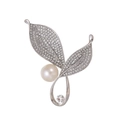 Elegante broche de hoja plateada con perlas y cristales sobre fondo blanco liso - B147-b