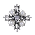 Vintage zilveren kruisbroche met witte imitatieparels en kristallen op witte achtergrond - Europese Geometrische Kruisstijl (C700-A)