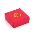 Detalle de caja de regalo roja cuadrada con textura y logo floral dorado en la tapa - Rojo (LH001 Federación)