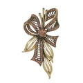 Dettaglio di una spilla a fiocco vintage dorata con strass color ambra e trafori - Stile Strass Oro Antico (B236-B)