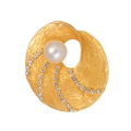 Primer plano de broche vintage dorado con textura martillada, perla y cristales finos - Estilo Perla Espiral Dorada (FG068-A)