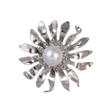 Dettaglio di una spilla a girasole con perla centrale e petali con strass brillanti - Stile Petalo Argentato Arricciato (B216-B)