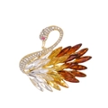 Detalle de broche de cisne con cristales amarillos degradados y pavé de diamantes - Cisne de Cristal Amarillo y Ámbar (AL1087-B)