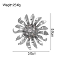 Broche fleur argentée avec strass, 5 cm de diamètre et un poids total de 28,6 grammes - Petit Tournesol 3D (B216-C)