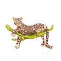 Spilla a leopardo dorata con smalto marrone su ramo verde in stile vintage di lusso - Stile Leopardo (C534-A)