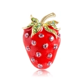 Broche fraise exquise avec finition émail rouge et cristaux étincelants sur fond blanc - Style Fraise (C521-A)