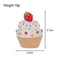 Spilla cupcake natalizia con fragola rossa e cristalli, dettagli dorati, altezza 4,7 cm - Cupcake Natalizio (C468-A)