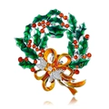 Broche de corona navideña con hojas de esmalte verde, bayas rojas y lazo de diamantes de imitación - Estilo Corona de Navidad con Lazo (C414-A)