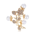Eleganter goldener Blumen-Brosche mit weißen Kunstperlen und Strass auf weißem Grund - Goldener Pflaumenblütenstil (B290-A)