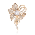 Dettaglio macro della spilla a fiore dorato con pavé di strass e una perla bianca pendente - Stile Perla Bianca Base Oro (A062-A)