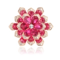 Détail macro d'une broche bleuet en or rose avec cristaux rose foncé et strass blancs - Rose foncé