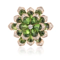 Détail d'une broche bleuet avec pierres précieuses vertes et pétales en or rose - Vert