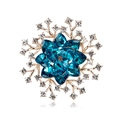 Elegante spilla a fiore dorata con cristalli blu a cuore e accenti in zircone bianco - Stile Floreale Blu (A031-A)