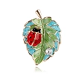 Spilla a foglia dorata smaltata con una coccinella rossa e uno strass scintillante su bianco - Stile Foglia e Coccinella (C396-A)