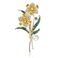 Spilla rosa elegante con cristalli gialli, foglie verdi e perla bianca su sfondo bianco - Stile Fiore Giallo (B102-A)