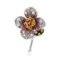 Makro-Detail der Luxus-Blumenbrosche mit rosa Kristallen und rotem Edelstein-Herz - Stil mit Rotem Mittelstein (A038-B)