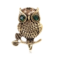 Broche de búho vintage acabado en oro antiguo con ojos verde esmeralda y cristales - Estilo de Búho Oro Antiguo (C445-A)