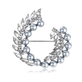 Elegante broche plateado con perlas grises y circonitas blancas en fondo blanco puro - Estilo Corona Plateada Perla Gris (B258-A)