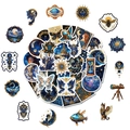 Vista macro di adesivi vintage oro e blu con motivi celesti di luna e sole - Stile Mitologia Luna Stella (T01042591)