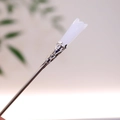 Eleganter chinesischer Silberhaarnadel mit weißen Blütenblättern vor Zen-Hintergrund - Fz05053 - Schlicht - Weiß