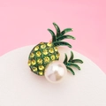 Détail de la broche ananas avec strass jaunes, feuilles vertes et une grosse perle - Ananas Vert