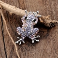 Süße Frosch-Brosche mit bunten Kristallen und violetten Strasssteinen in Silberoptik - Frog Style (XZ20-058-3) / Silber-Lila