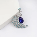Dettaglio spilla a pavone con gemma blu scuro e cristalli azzurri brillanti - Argento (XZ20-003-1 Bianco K)
