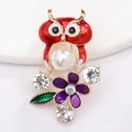 Détail de la broche hibou avec émail rouge, perle blanche et strass brillants - Xz046