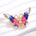 Detalle del broche de mariposa dorada con esmalte azul y pedrería brillante en las alas - Azul Rosa (XZ201)