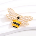 Detalle del broche de abeja vintage con alas de perlas y detalles de esmalte amarillo - Dorado