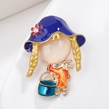 Modieuze dansende meisjesbroche met blauwe hoed, gouden vlechten en oranje jurk details - Xz032