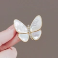 Broche papillon élégante avec ailes en nacre blanche et bordures en métal doré - Papillon en Nacre (XZ5-373-206)