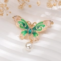 Detail der Schmetterlingsbrosche mit Emailleflügeln, grünem Edelstein und weißer Perle - Grüner Schmetterling (XZ5-254)
