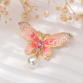 Details einer Schmetterlingsbrosche mit rosa Emaille-Flügeln, Straß und Perlenanhänger - Rosa Schmetterling (XZ5-253)