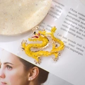 Detail der goldenen Drachenbrosche mit gelber Emaille und rotem Strassauge - Chinesischer Stil Gelber Drache
